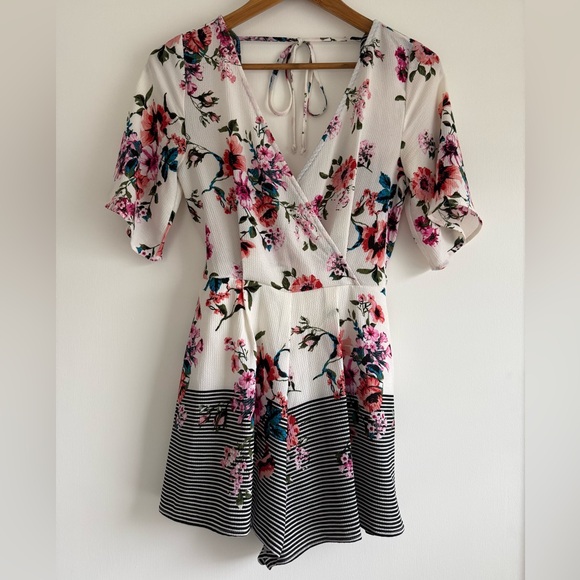 Floral Romper Women’s V-Neck Short Sleeve Boho Summer Romper Size XS/S - Picture 3 of 13